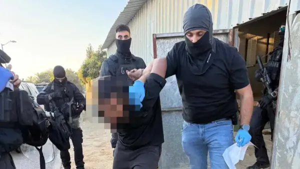 ניידת משטרה ועשרות לוחמים במהלך פעילות מבצעית באזור אופקים בשעות הלילה.