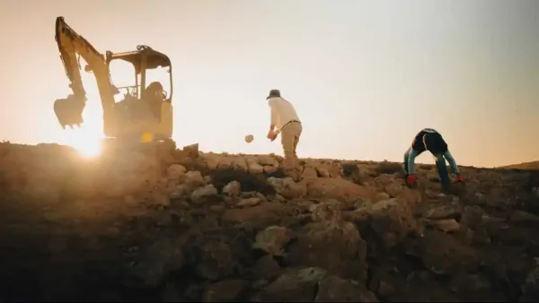 רוכבי אופניים על שביל סינגל חדש בנופי המדבר סביב אגם ירוחם.