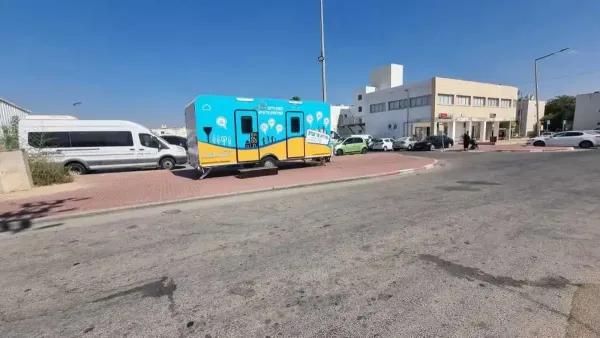 מתנדבי מרכז מיצוי הזכויות באופקים מעניקים סיוע לתושבים בעמדות שירות מול מחשבים ועמדות קבלת קהל