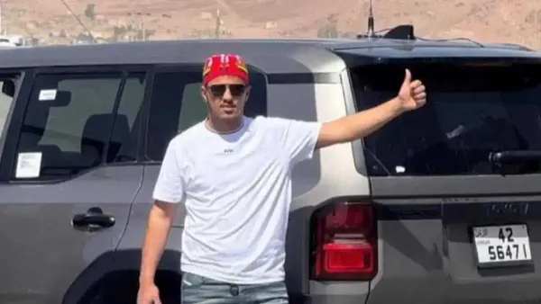 ניידות משטרה וכוחות זיהוי פלילי בזירת דקירה בשטח בנוי בשגב שלום, בלילה.