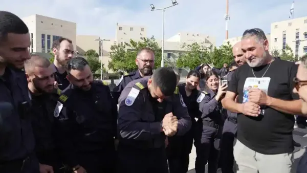 שוטרים וטקס תפילה במכללה הלאומית לשוטרים בבית שמש למען השבתו של רני גואילי