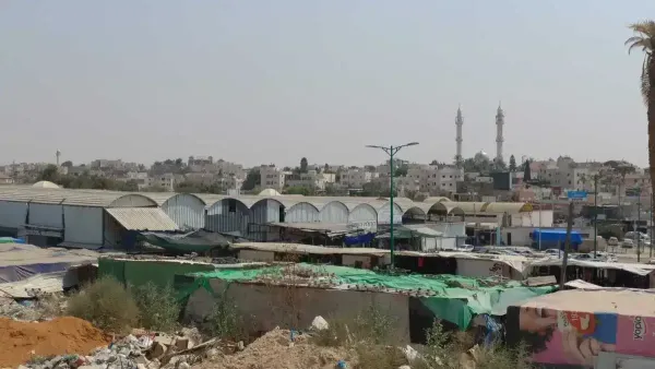 תושבי הנגב במהלך מפגש ציבורי בתחומי הרשויות הבדואיות ביטוי למשבר האמון העמוק בשלטון המקומי