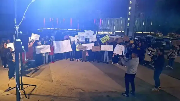 תומכות חינוך מפגינות עם שלטים בבאר שבע בדרישה לשיפור שכר ותנאי העסקה