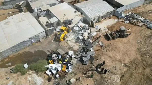 כוחות אכיפה במבצע הריסת מבנים בלתי חוקיים בנגב – ציוד כבד ומפקחים בשטח