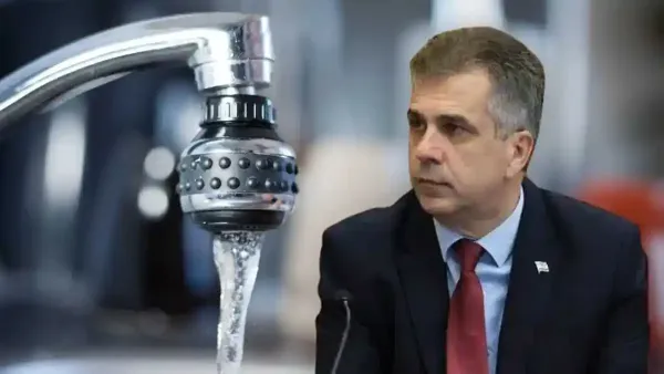 השר אלי כהן נואם במליאת הכנסת על הרפורמה בתאגידי המים, לצד שקופית המציגה את כוונתו להחזיר את ניהול משק המים לרשויות המקומיות ולהפחית את תעריפי המים לציבור