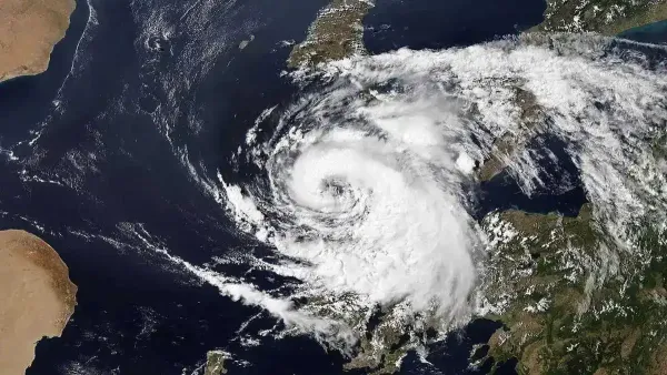 סופת עננים מעל מזרח הים התיכון, רקע דרמטי וגשום לקראת מערכת מזג אוויר חריגה