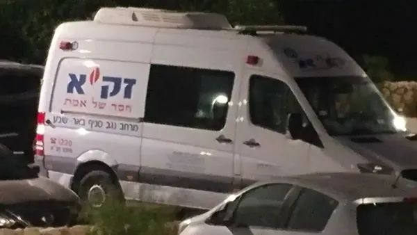 צוות זק״א מטפל בזירה בבאר שבע לאחר דיווח על אדם שנמצא ללא רוח חיים בדירה