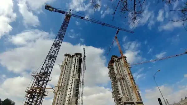 אתר בנייה בבאר שבע על רקע האטה בשוק הדיור וירידה חדה במכירת דירות בעיר