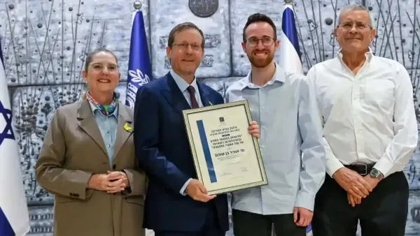 אופיר בן שוהם, דוקטורנט מאוניברסיטת בן גוריון, מצטלם לאחר זכייתו במלגת נשיא המדינה למצוינות וחדשנות מדעית.