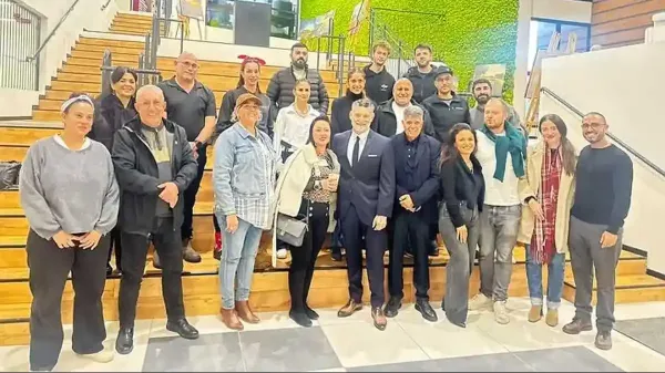 ראש עיריית אופקים איציק דנינו מברך את משתתפי קורס הקולינריה של השף אסף גרניט בעיר.