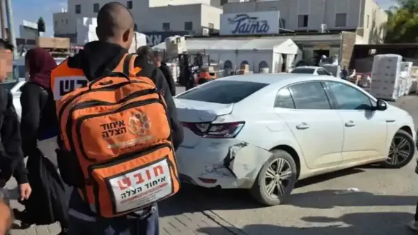 צוותי איחוד הצלה מעניקים טיפול רפואי לרוכב אופנוע שנפצע בתאונה ברחוב ברהט.