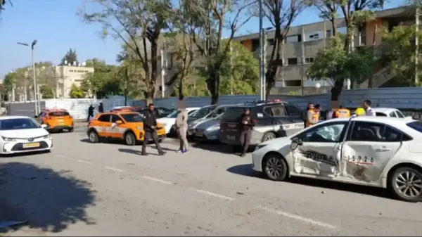 זירת תאונה בנתיבות ברחוב הרב מסעוד אלפסי - מונית ורכב פרטי, צוותי איחוד הצלה במקום