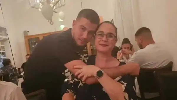 רון שרמן ז׳׳ל יחד עם אמו, ד׳׳ר מעיין שרמן, בתמונה משפחתית באדיבות המשפחה.