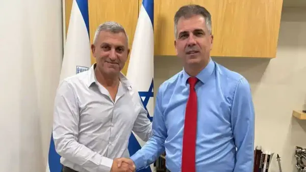 שר האנרגיה אלי כהן וראש מועצת עומר ארז בדש בפגישת עבודה לקידום פרויקטים של אנרגיה, מים ותשתיות ביישוב עומר