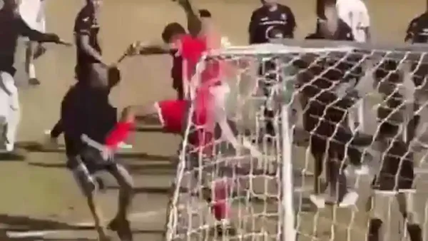 שחקני נוער בכדורגל במהלך משחק, על רקע גל האלימות בליגות הנוער ובדיון נגד שחקני עוצמה באר שבע