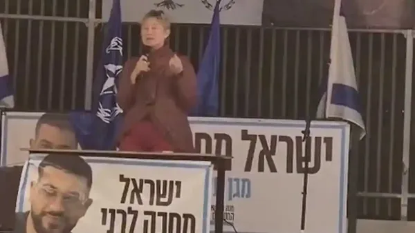 איריס חיים מדליקה נר חנוכה בעצרת במיתר למען השבת רן גואילי, לצד משפחות חטופים ותושבים מהאזור