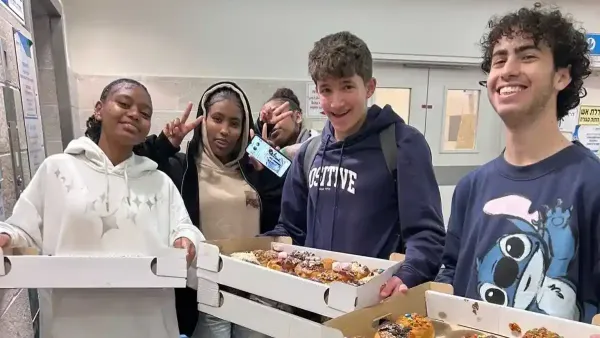 תלמידי תיכון אמית טכנולוגי באר שבע בפעילות התנדבותית עם ילדים בחג החנוכה