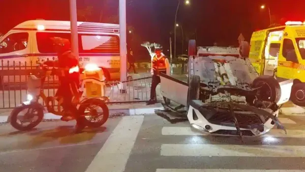 זירת תאונת דרכים בנתיבות לאחר התהפכות רכב, צוותי איחוד הצלה מעניקים טיפול רפואי לנהג שנפצע