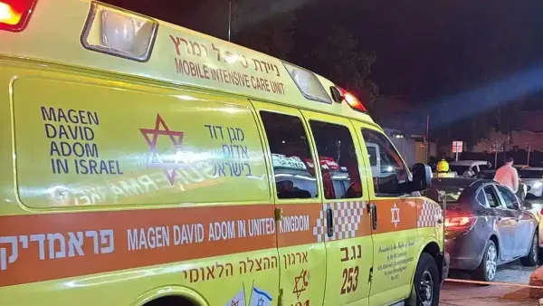 ניידת מד״א בזירת ירי בשכונה ה׳ בבאר שבע, בה נפצע צעיר בן 22 ופונה לבית החולים סורוקה