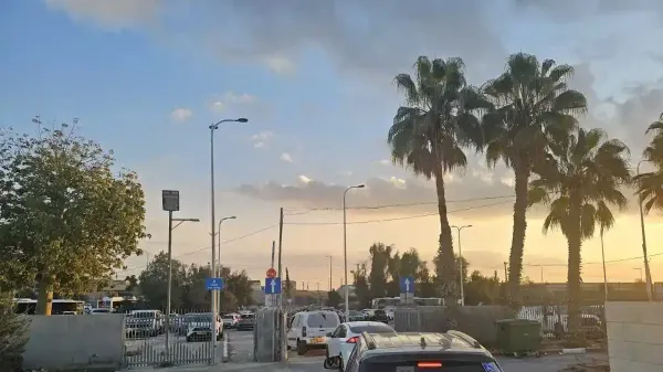 פקק כבד בכביש המוביל מבסיס חצרים לבית העלמין בבאר שבע בשעות אחר הצהריים