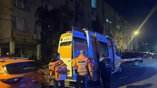 ניידת טיפול נמרץ של מד״א בזירת אירוע אלימות בבאר שבע בלילה