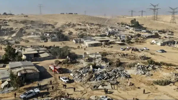 בתי שיכון ובניינים גבוהים בבאר שבע על רקע הנגב והבניה הבלתי חוקית