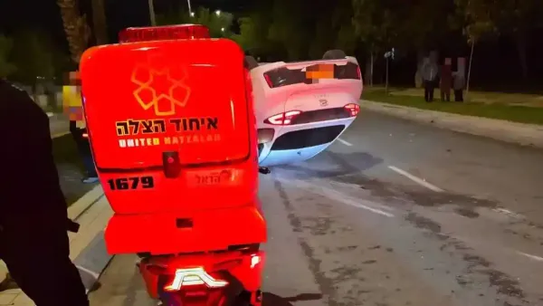  זירת תאונת דרכים בשכונת רמות בבאר שבע לאחר התהפכות רכב