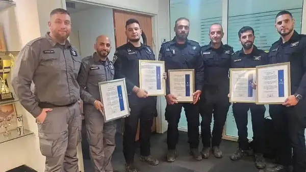 השוטרים שסיכלו שוד בדימונה קיבלו תעודות הערכה