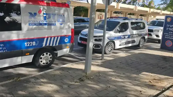 ניידת מד"א ומתנדבי זק"א בזירת אירוע רפואי בבית החולים הפסיכיאטרי בבאר שבע
