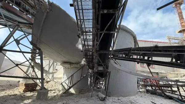 צוותי כבאות וחומרים מסוכנים פועלים בזירת דליפת חומרים מסוכנים במפעל בירוחם