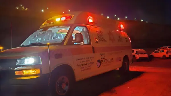 אמבולנס מד"א בזירת תאונת עבודה בפארק התעשיות עידן הנגב