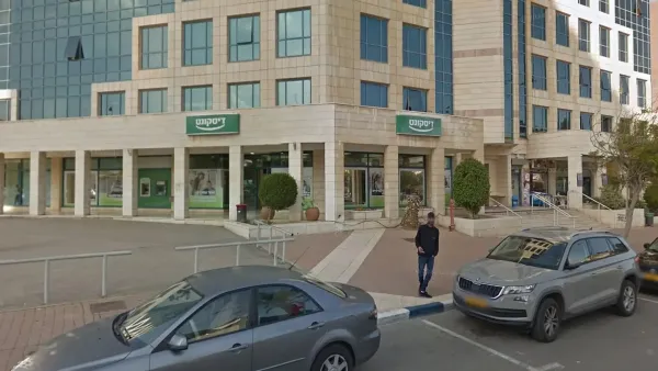 סניף בנק דיסקונט סגור בשעות אחר הצהריים במסגרת שינוי שעות הפעילות