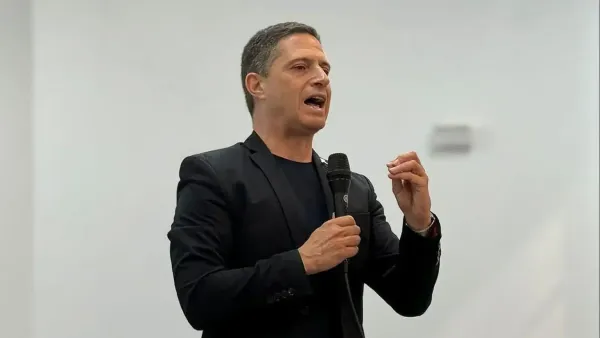 ראש עיריית באר שבע רוביק דנילוביץ' נואם בישיבת הנהלת העיר על מאבק הטבות המס