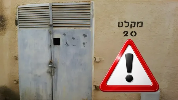 כניסה למקלט ציבורי בבאר שבע עם שלט אזהרה אדום, על רקע היערכות ביטחונית בעיר