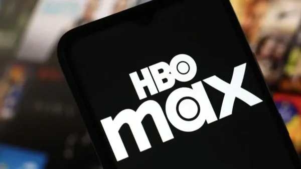 HBO Max לצד סמלי yes ו־HOT על רקע מסך סטרימינג