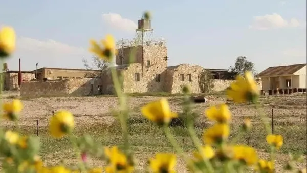 חגי רזניק באירוע ציבורי בנגב, על רקע כותרת העוסקת בתוכנית ריפמן להסדרת ההתיישבות הבדואית