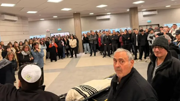 הקהל הרב באולם ההספדים בבאר שבע