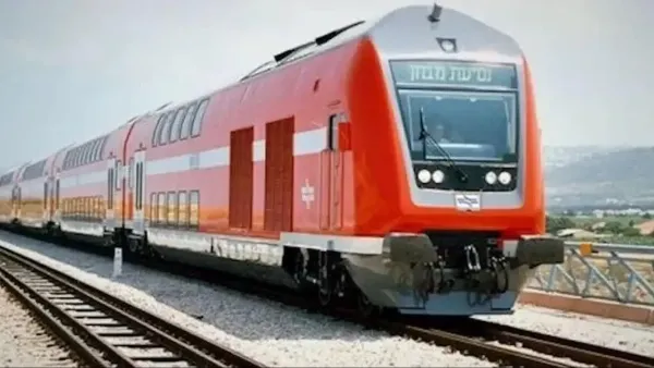 רציף תחנת רכבת בבאר שבע עם נוסעים הממתינים לרכבת בזמן הודעה על שינויים זמניים בתנועה