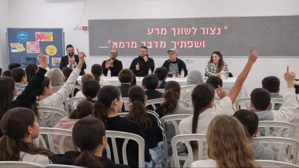 משתתפי הפאנל והתלמידים (צילום: בית ספר כלניות)