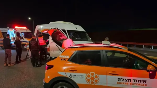 זירת תאונה בכביש 40 סמוך לבית קמה לאחר התנגשות רכב הסעות במעקה בטיחות