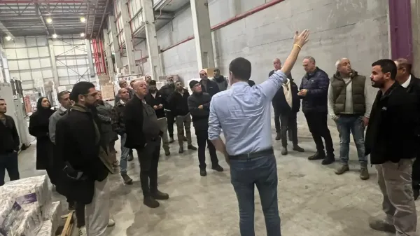 סיור מקצועי של תעשיינים במערכות האוטומציה והלוגיסטיקה במפעל שניב באופקים