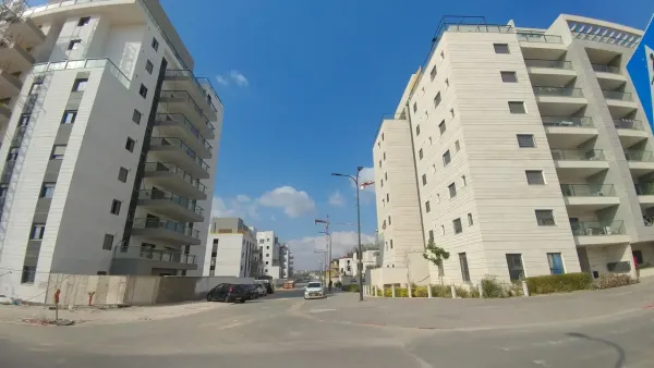 בניינים חדשים בבאר שבע לצד שלטי מכירה 