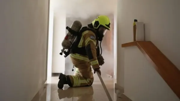 ניידת משטרה ולוחמי אש בזירת שריפה בדרום תל אביב