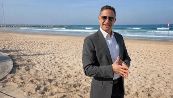 ראש עיריית באר שבע רוביק דנילוביץ' עומד מול הים בתל אביב ומוסר מסר מצולם לנוער