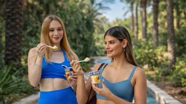 הדר כהן ונועה רם מעומר עם מוצרי פרו קרים, גלידת חלבון במיתוג צבעוני בנקודת מכירה