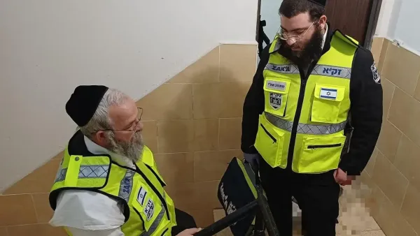 כוחות הצלה וזק"א בזירה ברחוב סנהדרין בבאר שבע לאחר איתור גופה בדירה