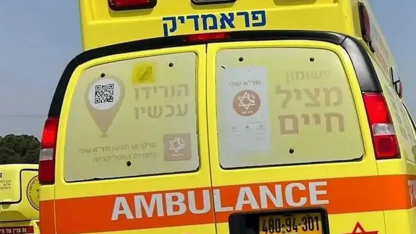 ניידת טיפול נמרץ של מד"א בפינוי ילד שנפגע מאוטובוס בחורה לבית החולים סורוקה