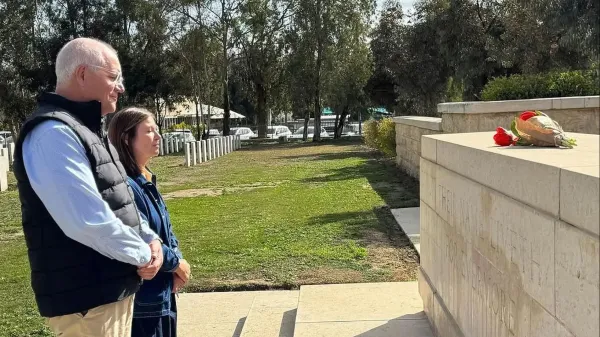 סקוט מוריסון ורעייתו ג'ני בביקור במרכז להנצחת חיילי אנז"ק בבאר שבע