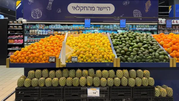 אננס טרי בעגלת פירות בסניף נטו חיסכון, במסגרת מבצע ט״ו בשבט במחיר 1.90 שקל