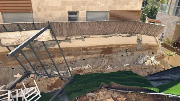 כוחות הצלה בזירת קריסת גדר בין בתים פרטיים בשכונת פלח 7 בבאר שבע